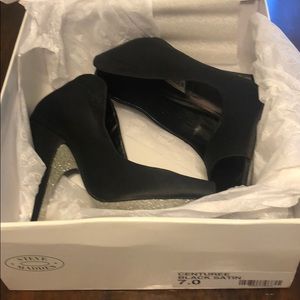 Steve Madden Centuree Black Satin Heels Size 7.